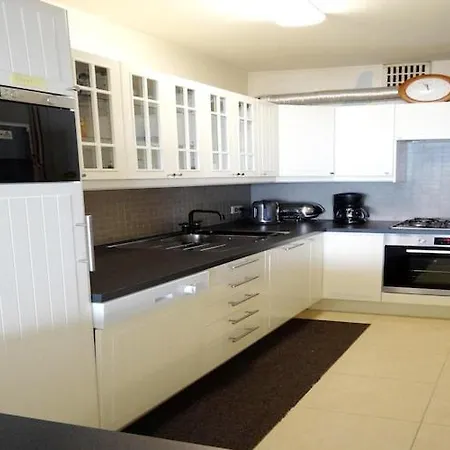 Coastal Comfort With Garage, Cleaning Included 아파트 *